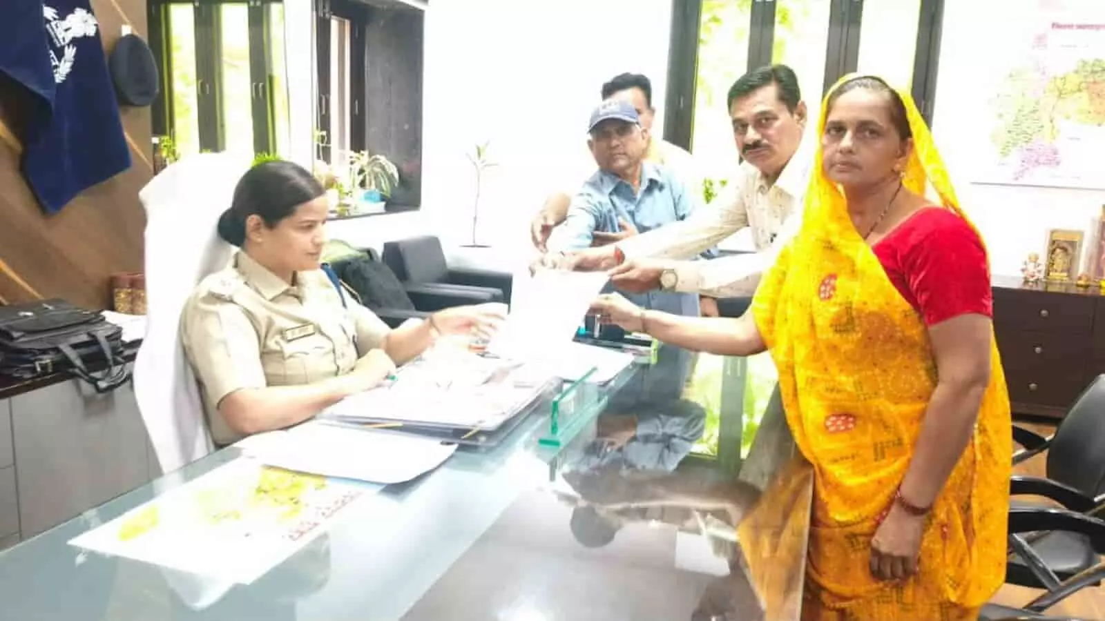 तस्वीर में समाज के प्रतिनिधि पुलिस अधिकारी को ज्ञापन सौंपते हुए नजर आ रहे हैं। तस्वीर में समाज के प्रतिनिधि पुलिस अधिकारी को ज्ञापन सौंपते हुए नजर आ रहे हैं।