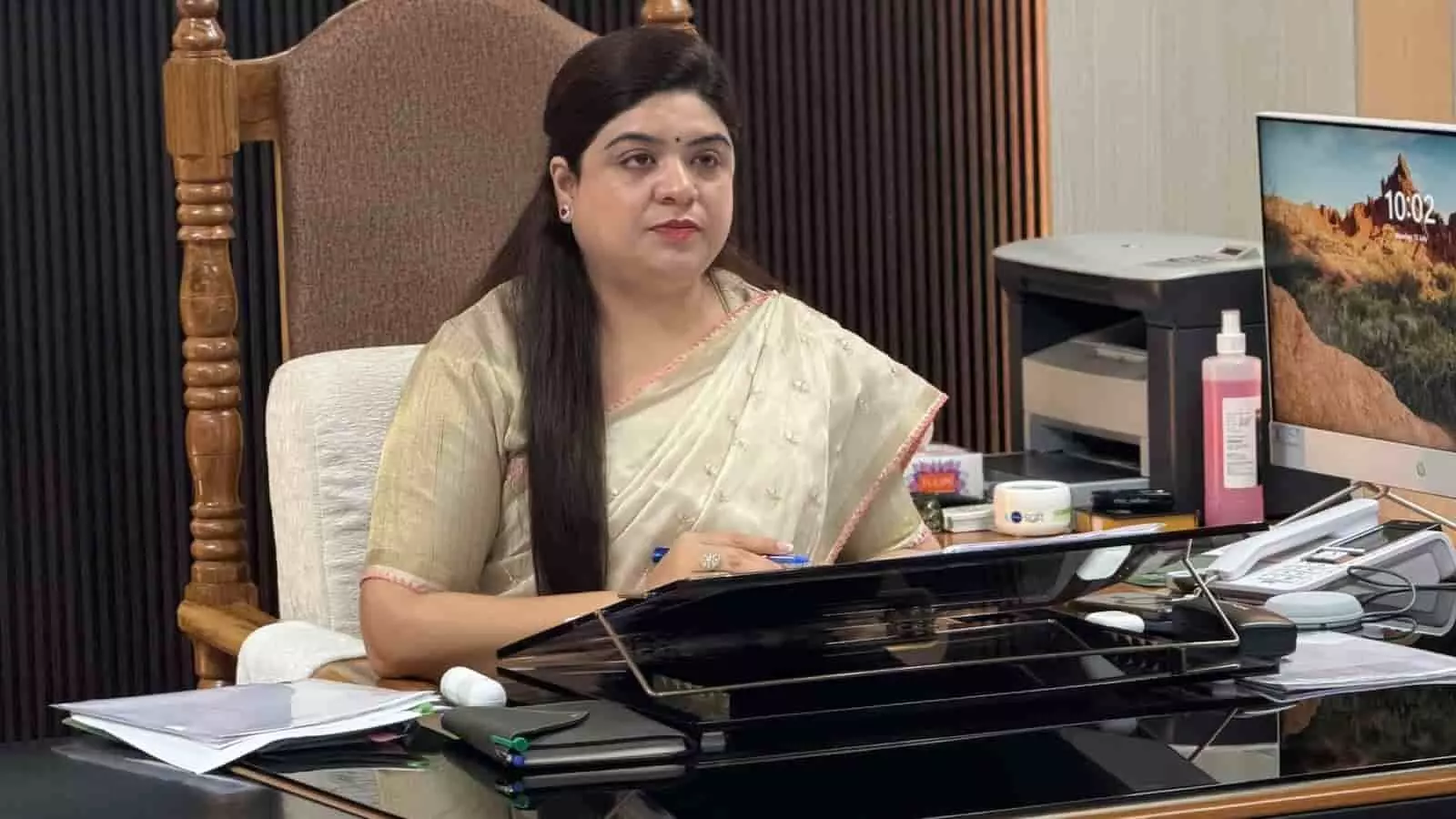 औरंगाबाद की जिलाधिकारी अभिलाषा शर्मा अपने कार्यालय में कुर्सी पर बैठी हुई हैं। औरंगाबाद की जिलाधिकारी अभिलाषा शर्मा अपने कार्यालय में कुर्सी पर बैठी हुई हैं।