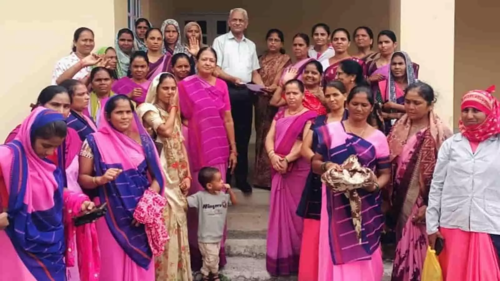 खेरवाड़ा में ज्ञापन सौंपती हुई आंगनबाड़ी कार्यकर्ताओं की एक बड़ी समूह की तस्वीर। खेरवाड़ा में ज्ञापन सौंपती हुई आंगनबाड़ी कार्यकर्ताओं की एक बड़ी समूह की तस्वीर।