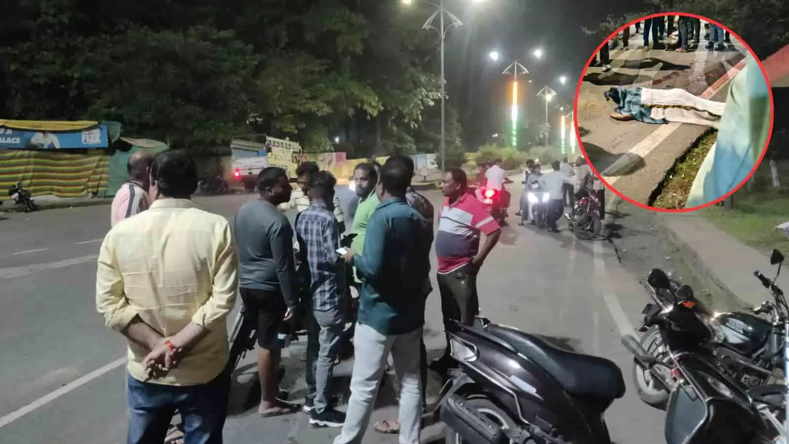 सड़क हादसे के बाद सारनी के जय स्तंभ चौक पर जुटे हुए स्थानीय लोग।