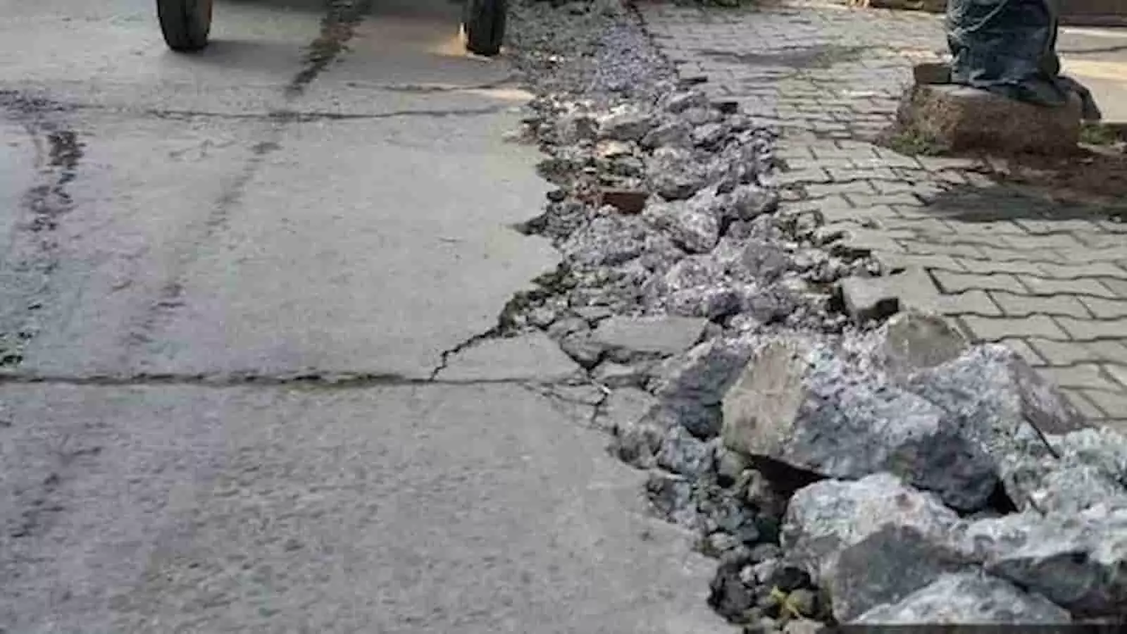 जालना में सड़क के किनारे खुदाई के बाद पड़े पत्थर और गड्ढे दिख रहे हैं।