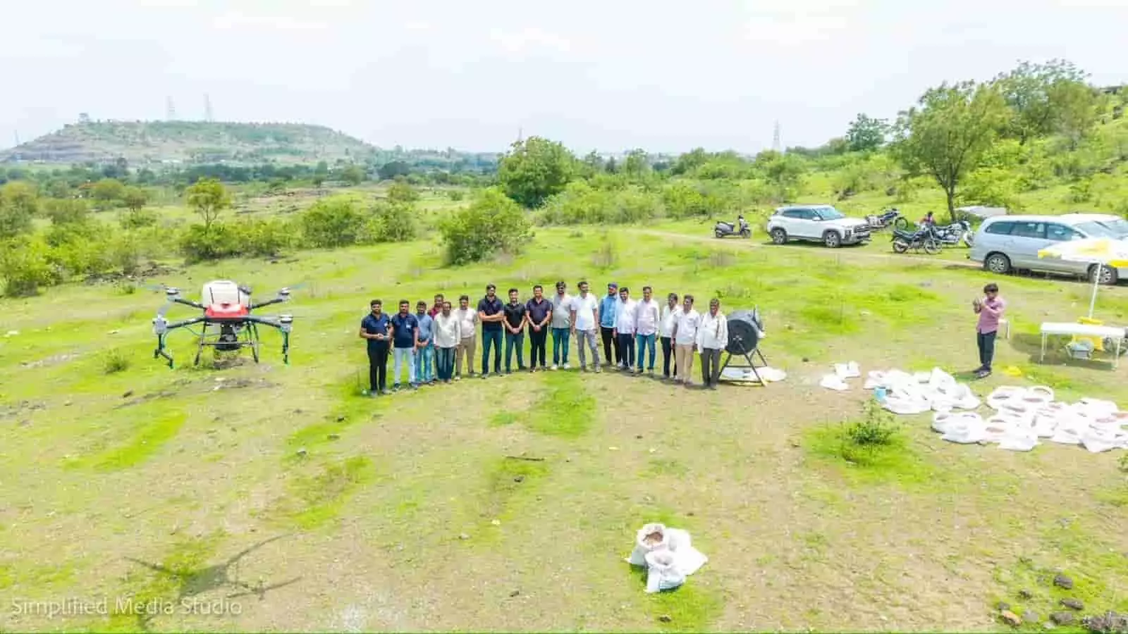 बदनापुर के पहाड़ी क्षेत्र में ड्रोन के साथ खड़े लोग और बीज प्रसार अभियान।