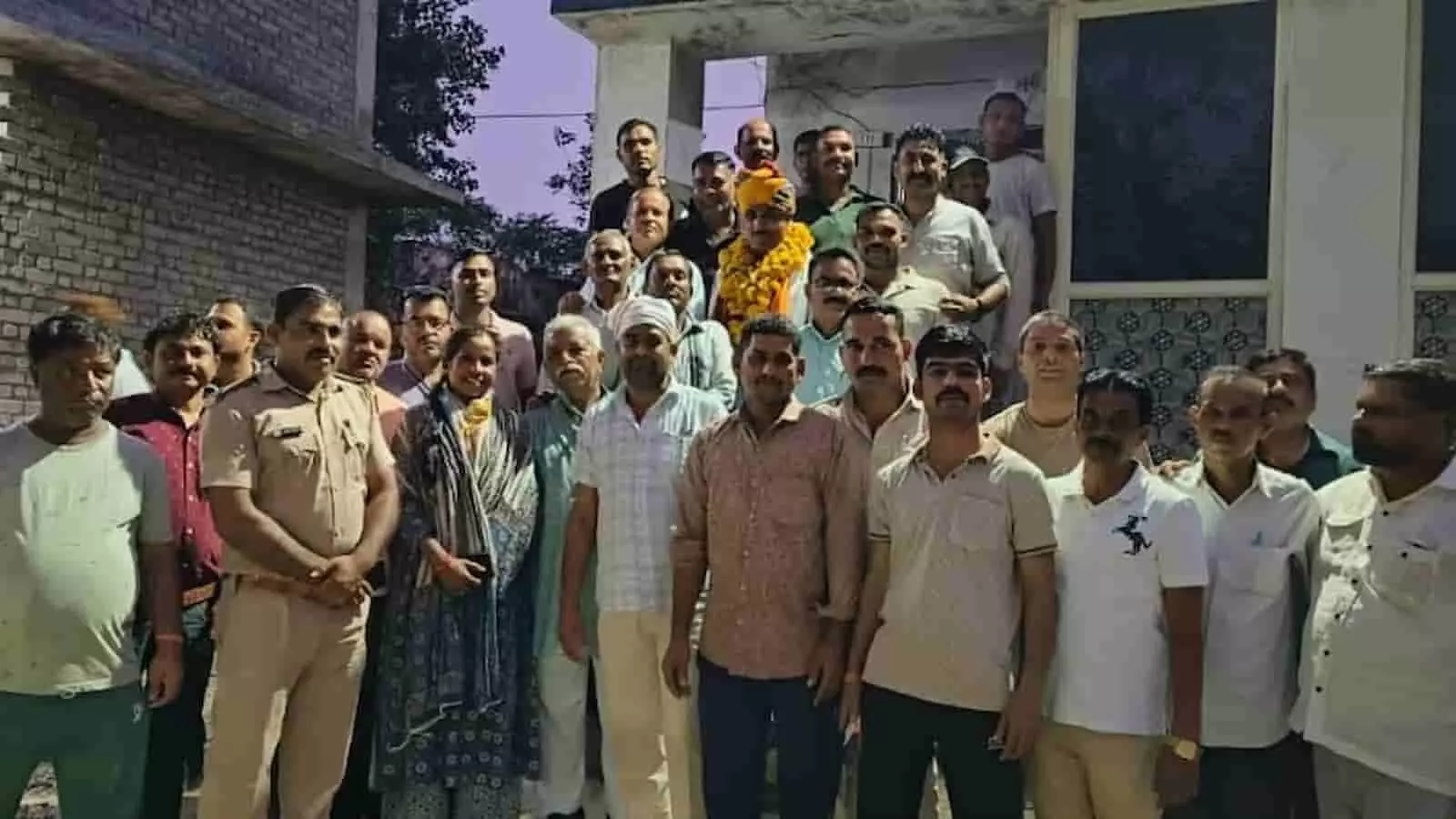 पहाड़ा थाना प्रभारी उम्मेदीलाल को विदाई समारोह में सम्मानित करते लोग। पहाड़ा थाना प्रभारी उम्मेदीलाल को विदाई समारोह में सम्मानित करते लोग।
