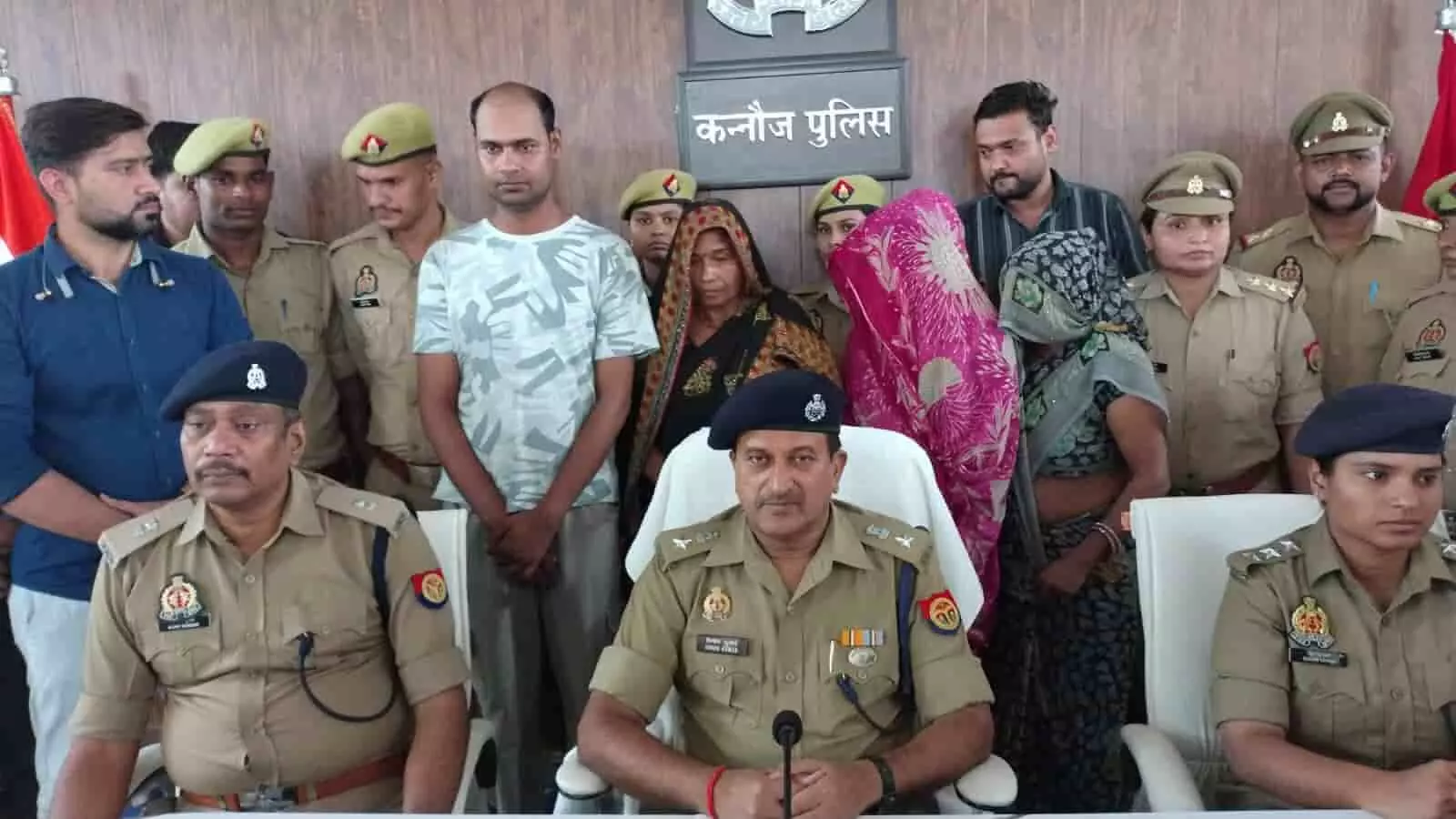 प्रेस कॉन्फ्रेंस के दौरान पुलिस अधिकारी और चार गिरफ्तार आरोपित कन्नौज में दिख रहे हैं। प्रेस कॉन्फ्रेंस के दौरान पुलिस अधिकारी और चार गिरफ्तार आरोपित कन्नौज में दिख रहे हैं।