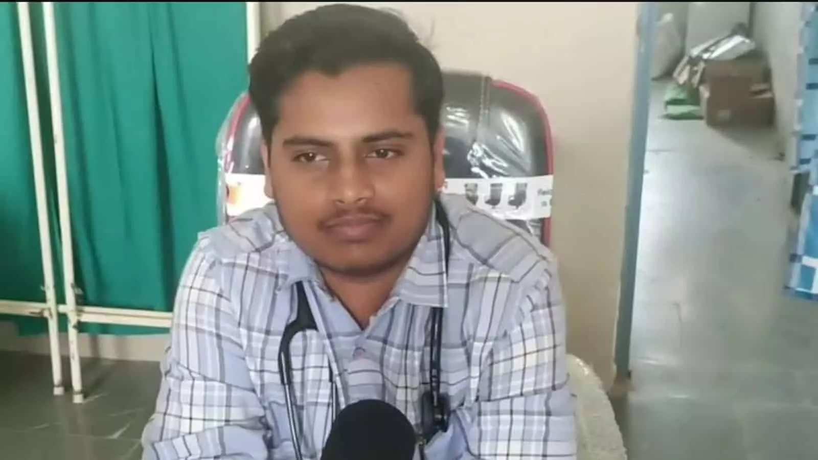 अस्पताल के कक्ष में बैठे मेडिकल ऑफिसर डॉ. सुजस मोदी नजर आ रहे हैं।