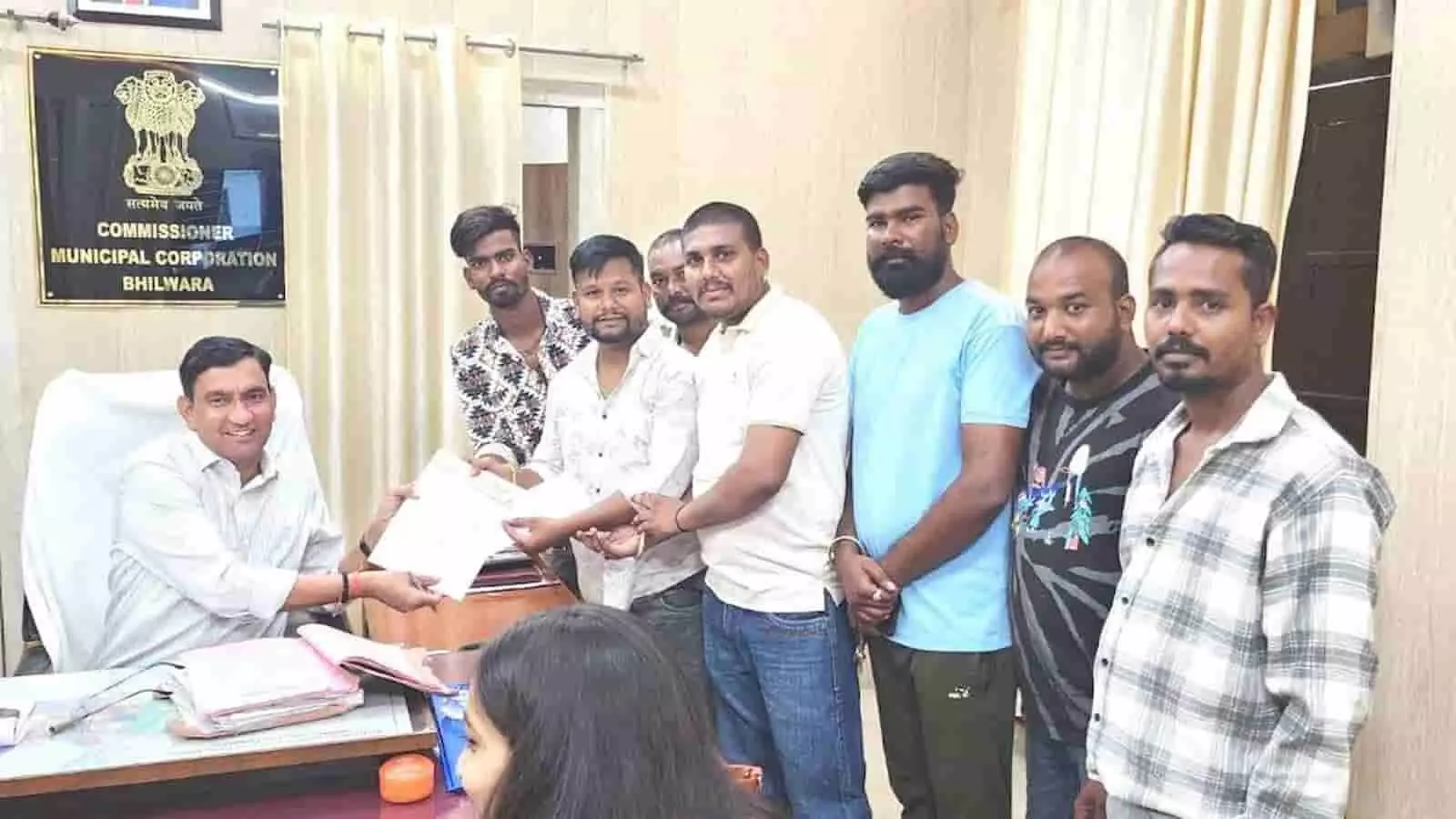 भीलवाड़ा नगर निगम कार्यालय में अधिकारी को ज्ञापन सौंपते हुए मोहल्ले के स्थानीय निवासी। भीलवाड़ा नगर निगम कार्यालय में अधिकारी को ज्ञापन सौंपते हुए मोहल्ले के स्थानीय निवासी।