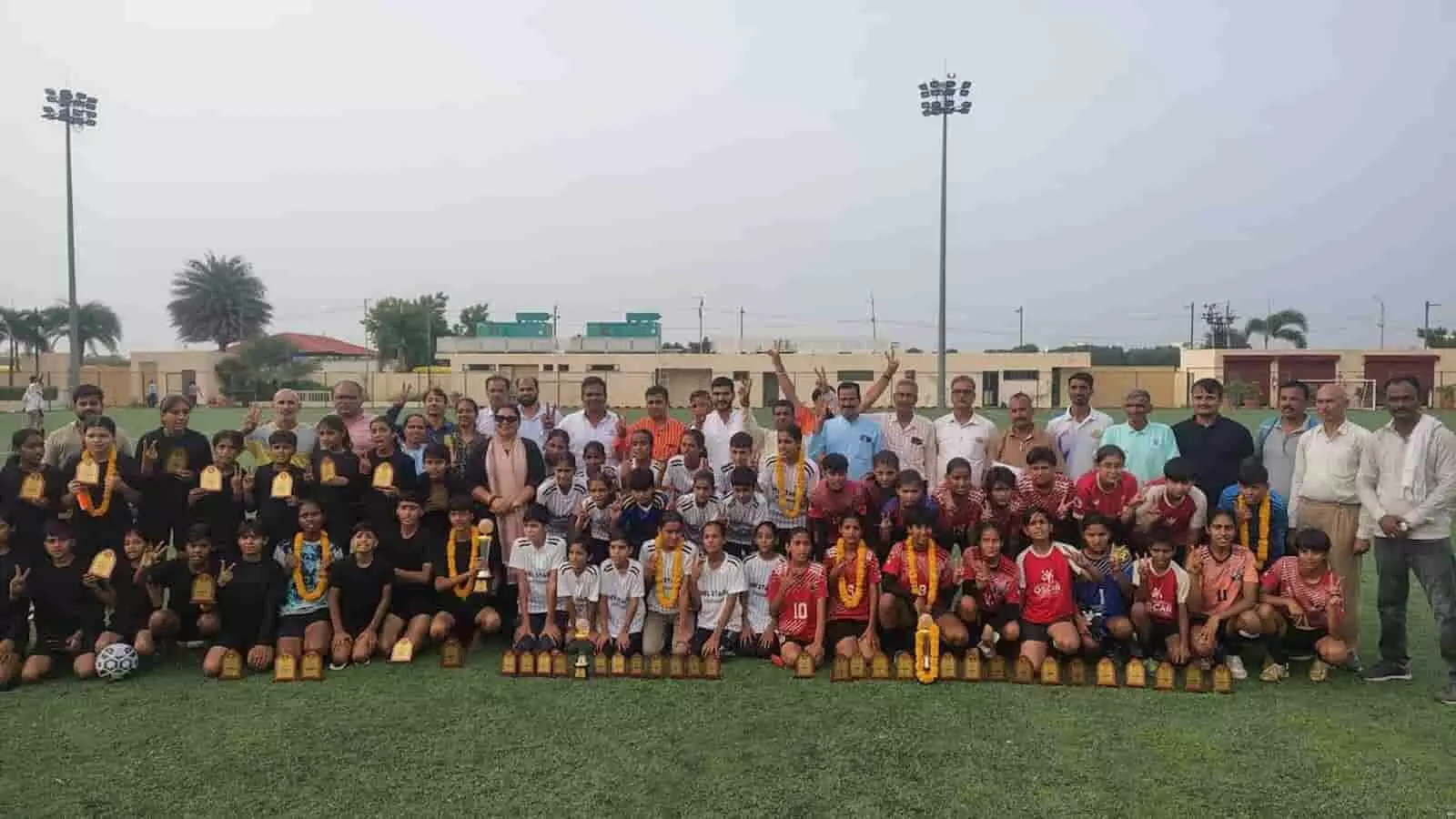 भीलवाड़ा में आयोजित फुटबॉल प्रतियोगिता में विजेता श्रीगंगानगर की टीम और अन्य खिलाड़ी। भीलवाड़ा में आयोजित फुटबॉल प्रतियोगिता में विजेता श्रीगंगानगर की टीम और अन्य खिलाड़ी।