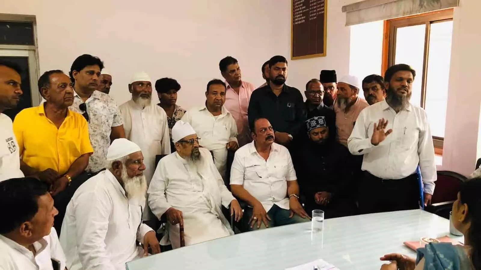 मुस्लिम प्रतिनिधिमंडल जिला कलेक्टर कार्यालय में सुल्तान शाह की बावड़ी पर ज्ञापन सौंपते हुए। मुस्लिम प्रतिनिधिमंडल जिला कलेक्टर कार्यालय में सुल्तान शाह की बावड़ी पर ज्ञापन सौंपते हुए।