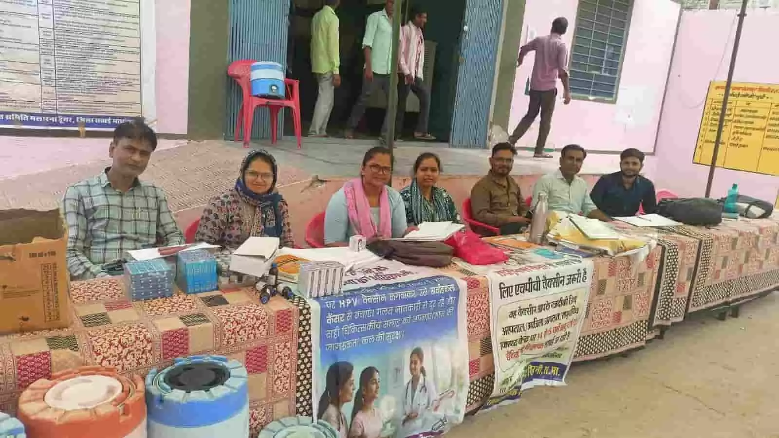 सवाई माधोपुर के शिविर में मेज पर बैठे सरकारी अधिकारी और स्वास्थ्यकर्मी जानकारी दे रहे हैं। सवाई माधोपुर के शिविर में मेज पर बैठे सरकारी अधिकारी और स्वास्थ्यकर्मी जानकारी दे रहे हैं।