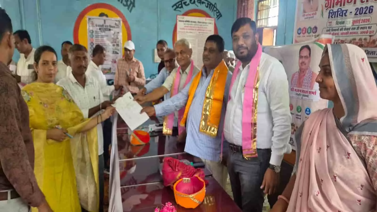 बंजारिया में ग्रामीण सेवा शिविर के दौरान अतिथि ग्रामीणों को सरकारी दस्तावेज वितरित कर रहे हैं। बंजारिया में ग्रामीण सेवा शिविर के दौरान अतिथि ग्रामीणों को सरकारी दस्तावेज वितरित कर रहे हैं।