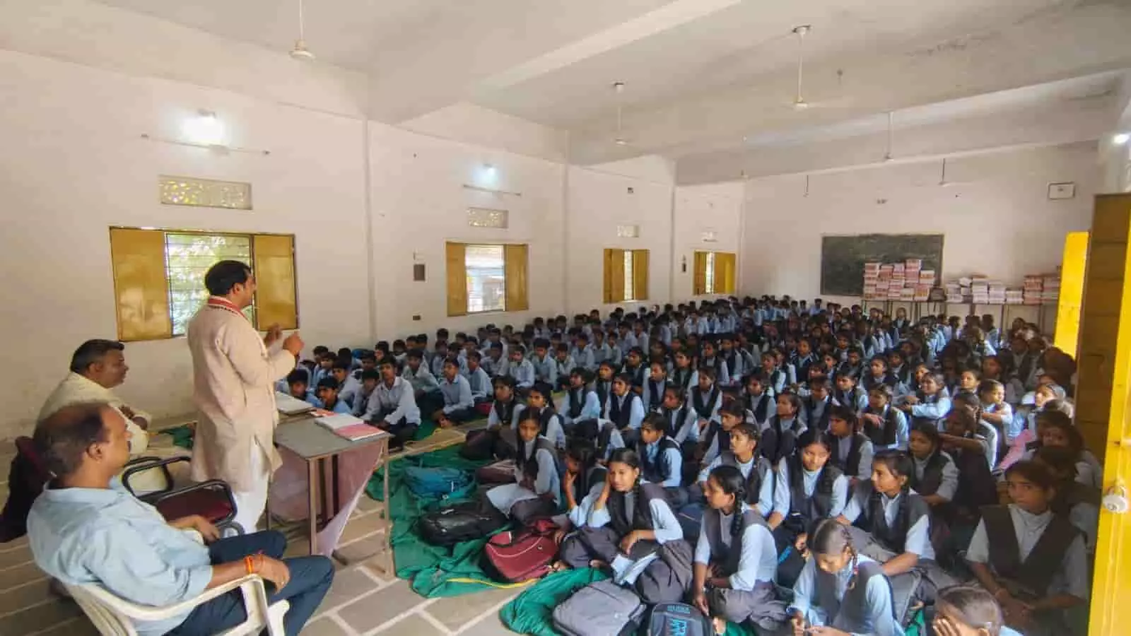 झाड़ोल के विद्यालय में वक्ता छात्रों को एक देश एक चुनाव पर संबोधित कर रहे हैं।