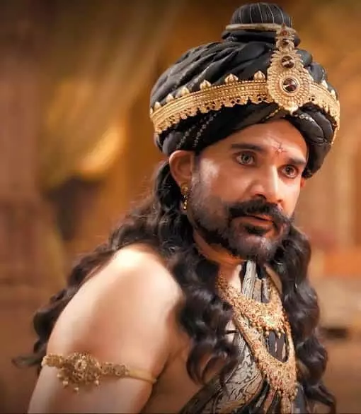 सेट पर चंदन आनंद और आयुध भानुशाली दिखाई दे रहे हैं