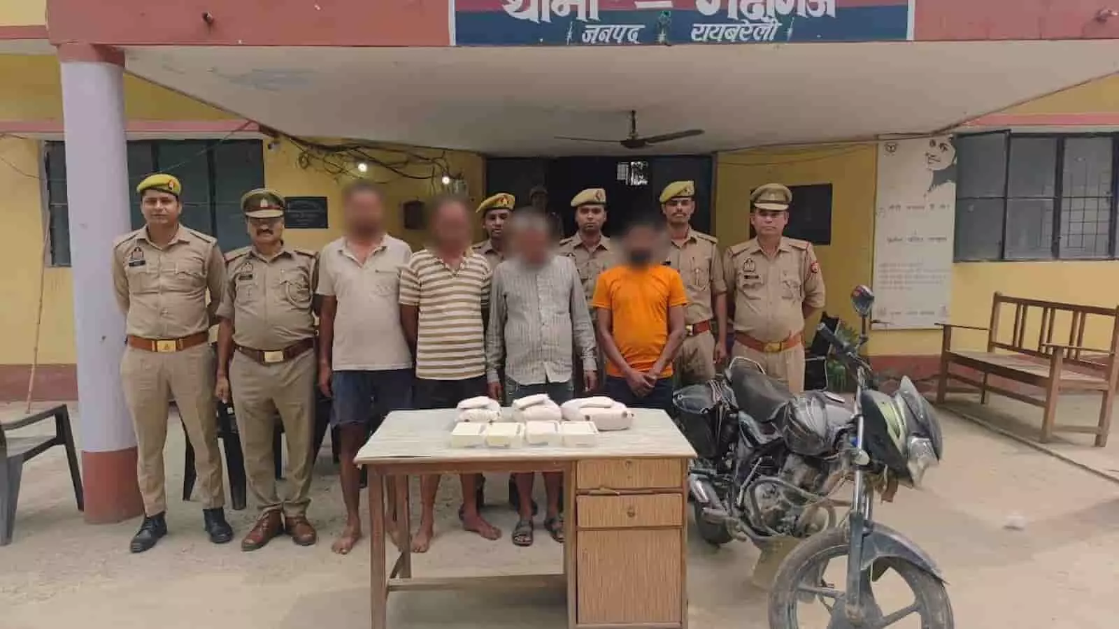 रायबरेली में पुलिस की बड़ी कार्रवाई: 4 किलो गांजे के साथ हिस्ट्रीशीटर समेत चार तस्कर गिरफ्तार