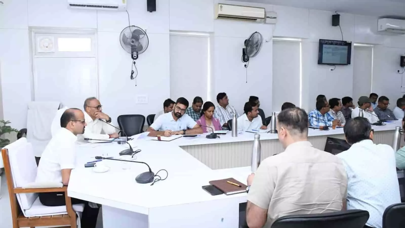 बैठक में जिला कलक्टर और अधिकारी विकास कार्यों की समीक्षा कर रहे हैं। बैठक में जिला कलक्टर और अधिकारी विकास कार्यों की समीक्षा कर रहे हैं।