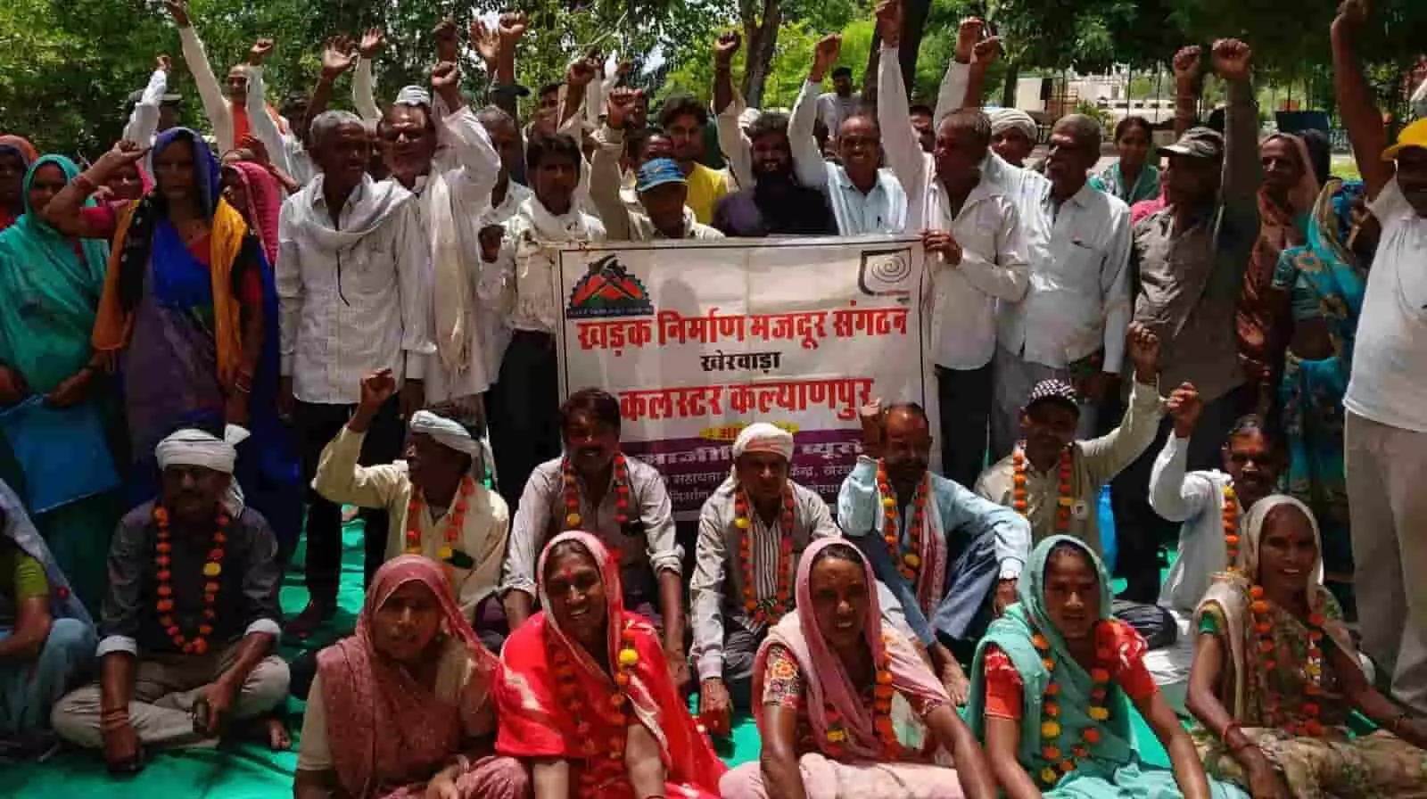 अरावली निर्माण मजदूर सुरक्षा संघ के सदस्य खेरवाड़ा में चुनाव कार्यक्रम के दौरान मौजूद हैं।