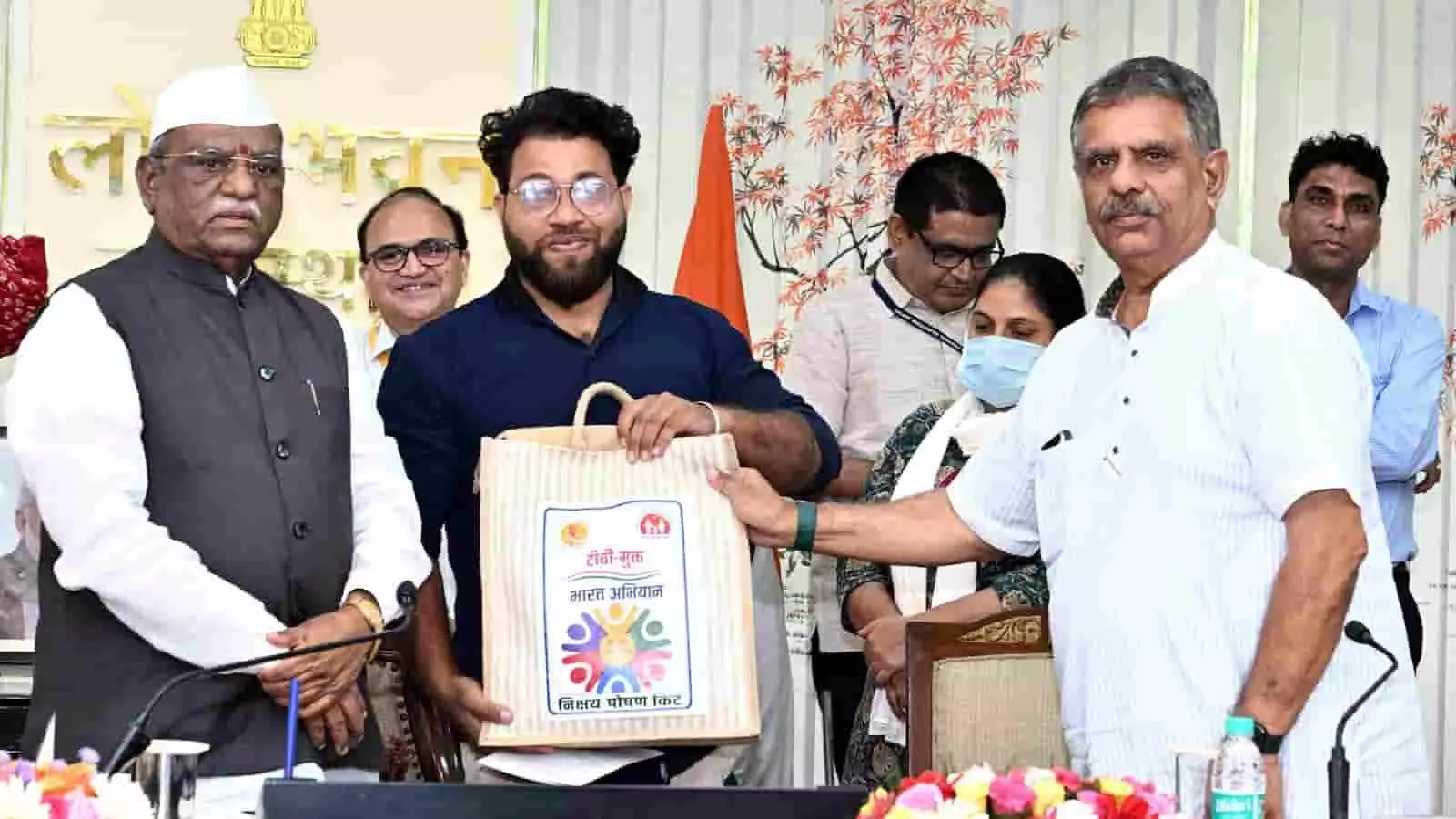 : राज्यपाल श्री हरिभाऊ बागडे जयपुर में टीबी रोगी को पोषण किट देते हुए। : राज्यपाल श्री हरिभाऊ बागडे जयपुर में टीबी रोगी को पोषण किट देते हुए।