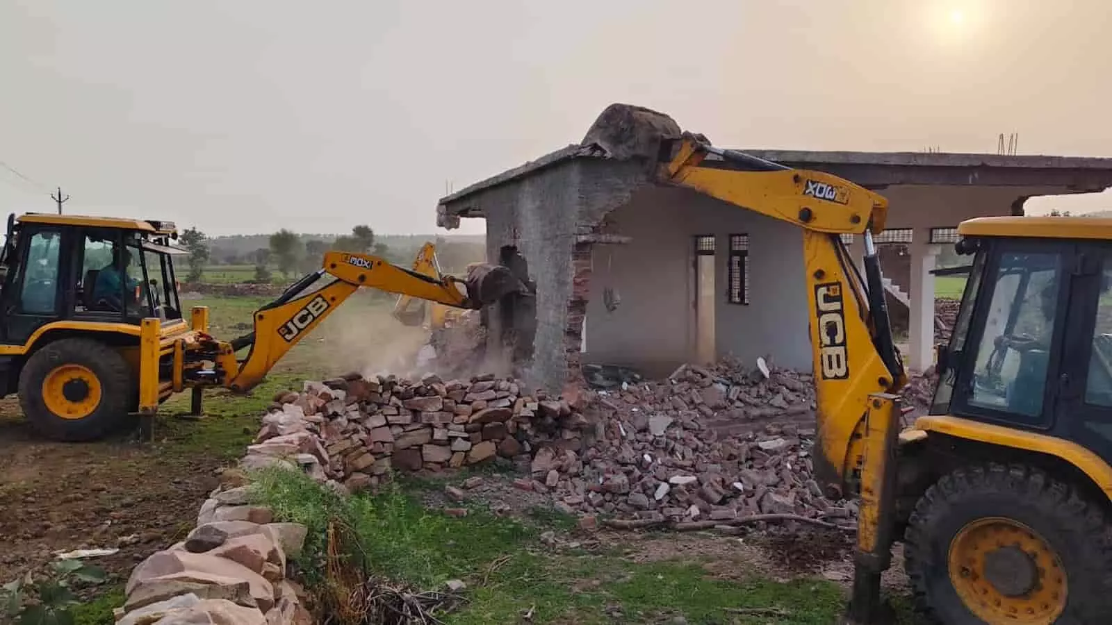 वन विभाग की जेसीबी मशीनें मानपुरा गुजरान में अवैध निर्माण को ध्वस्त कर रही हैं। वन विभाग की जेसीबी मशीनें मानपुरा गुजरान में अवैध निर्माण को ध्वस्त कर रही हैं।