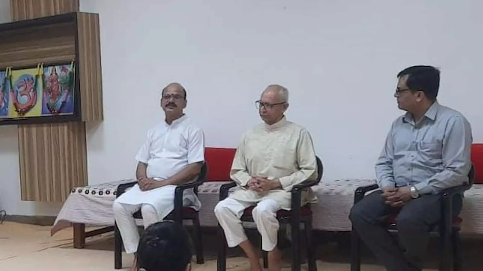 मंच पर बैठे विद्या भारती के पदाधिकारी कुरुक्षेत्र में योग शिक्षा कार्यशाला के दौरान। मंच पर बैठे विद्या भारती के पदाधिकारी कुरुक्षेत्र में योग शिक्षा कार्यशाला के दौरान।