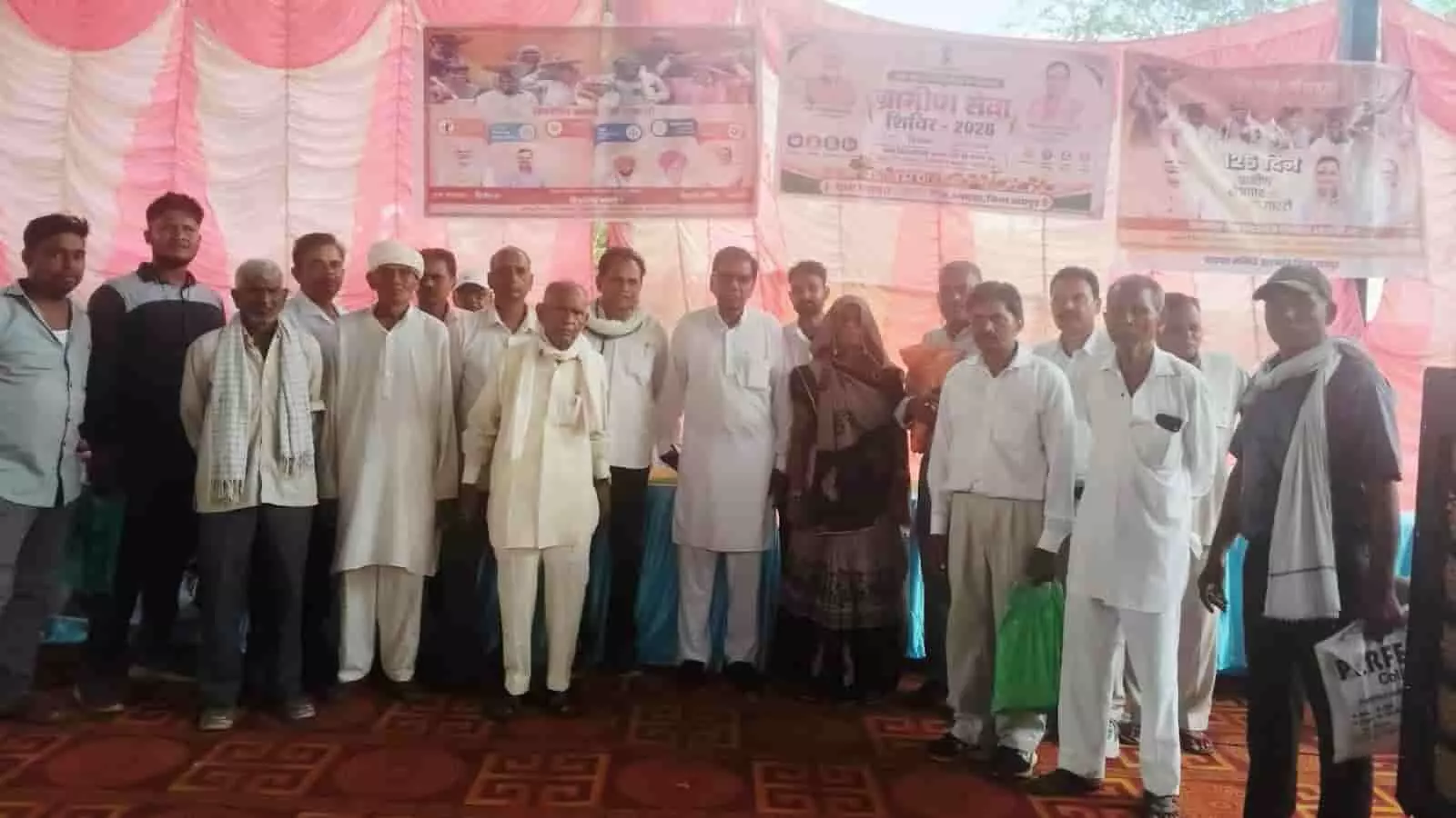 खैरवाड़ा में ग्रामीण सेवा शिविर के दौरान विरोध प्रदर्शन करते हुए स्थानीय ग्रामीण और जनप्रतिनिधि।