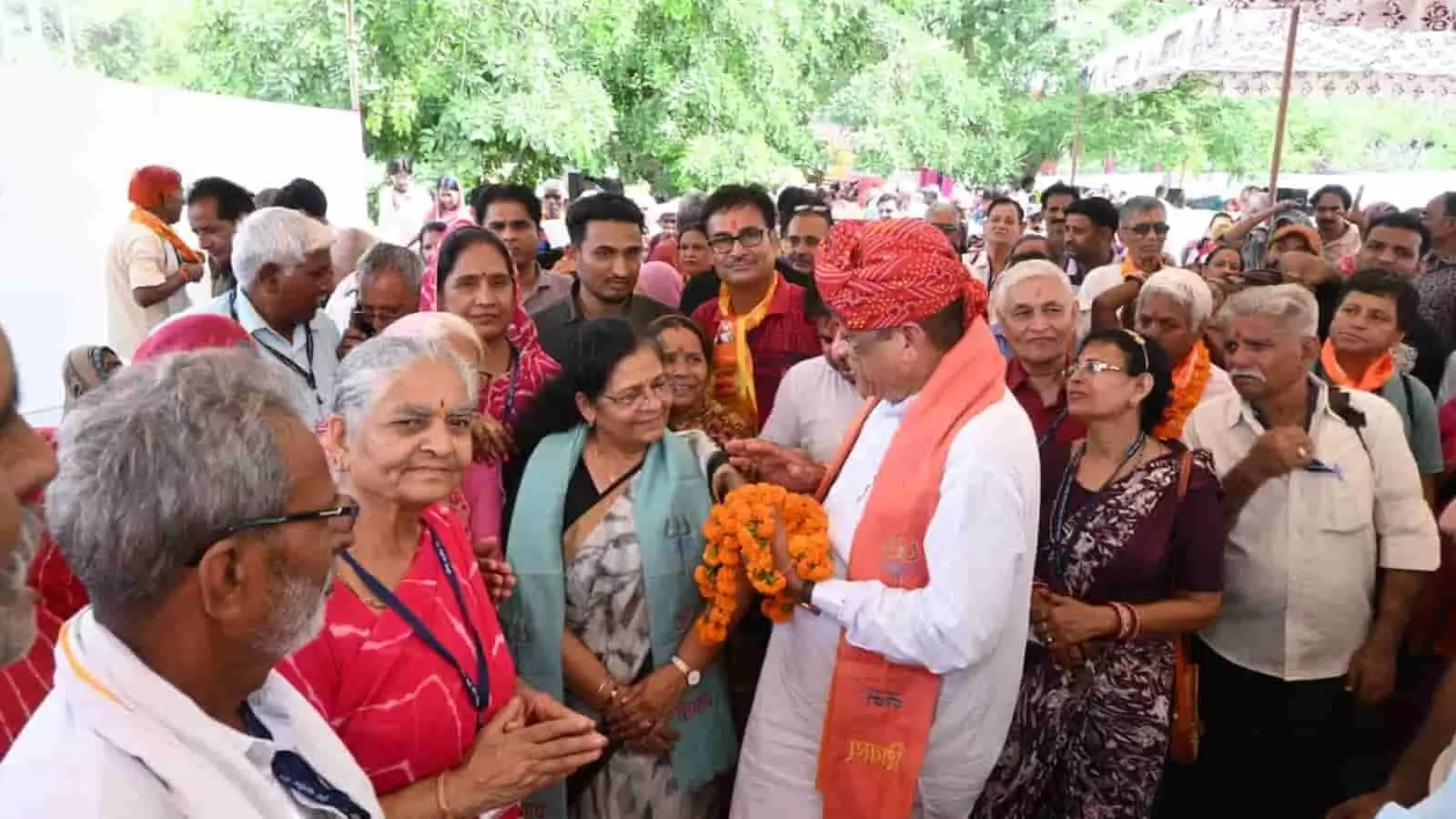 देवस्थान मंत्री जोराराम कुमावत जयपुर रेलवे स्टेशन पर बुजुर्ग यात्रियों से मुलाकात कर रहे हैं। देवस्थान मंत्री जोराराम कुमावत जयपुर रेलवे स्टेशन पर बुजुर्ग यात्रियों से मुलाकात कर रहे हैं।