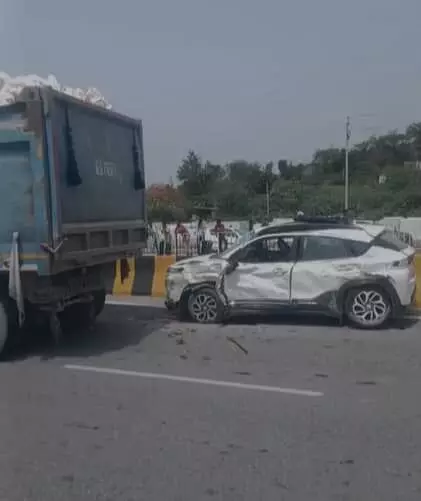 तस्वीर में सड़क पर क्षतिग्रस्त कार, डंपर और आसपास मौजूद लोग दिखाई दे रहे हैं।