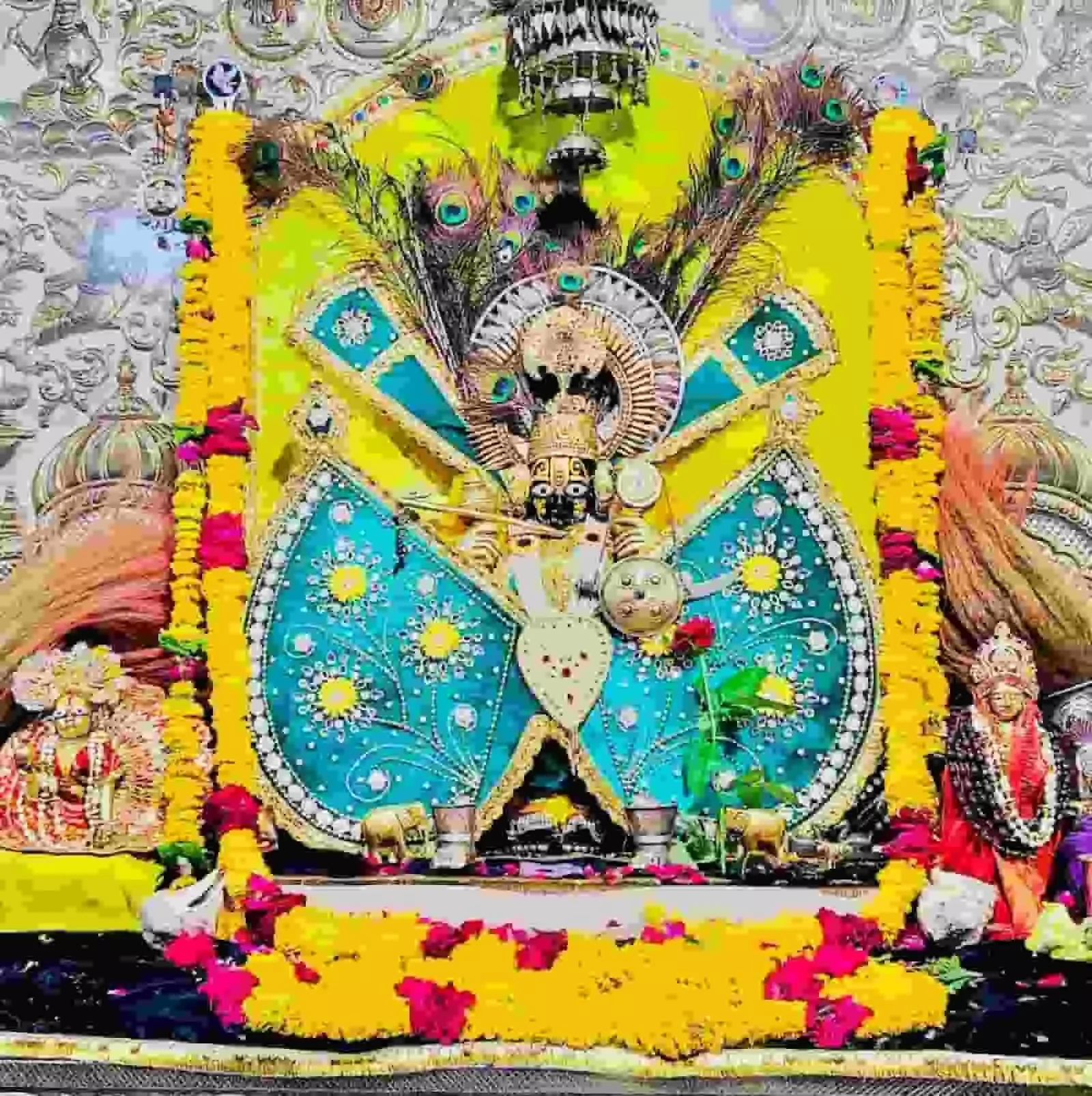 मंदिर के गर्भगृह में फूलों और वस्त्रों से सुसज्जित भगवान सांवरिया सेठ की प्रतिमा।
