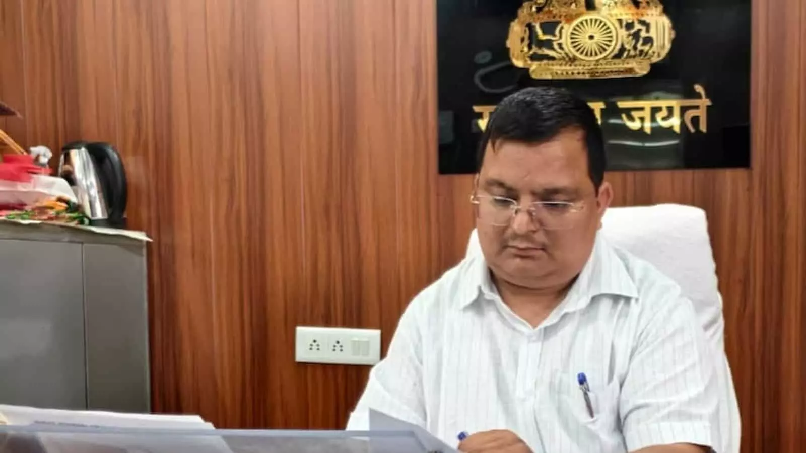 वजीरपुर नगरपालिका कार्यालय में मेज पर बैठे अधिशासी अधिकारी दीपक चौहान फाइल देखते हुए। वजीरपुर नगरपालिका कार्यालय में मेज पर बैठे अधिशासी अधिकारी दीपक चौहान फाइल देखते हुए।