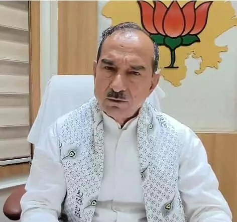 तस्वीर में भाजपा प्रदेश अध्यक्ष मदन राठौड़ मीडिया से बातचीत करते हुए दिखाई दे रहे हैं।