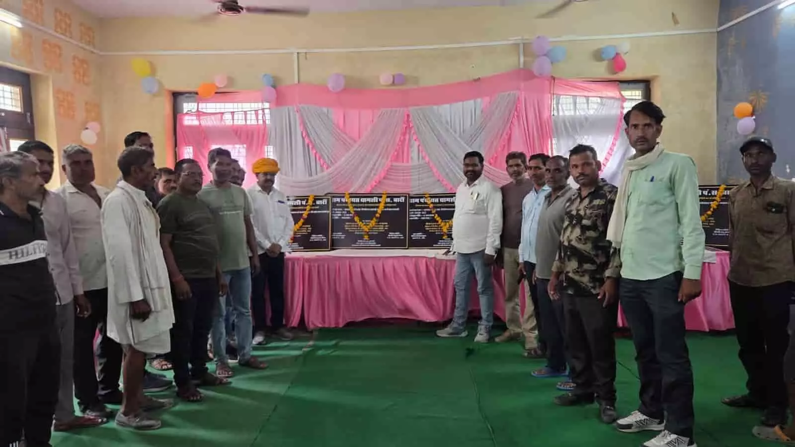 लोकार्पण समारोह में शामिल प्रधान मोरपाल सुमन, जनप्रतिनिधि और ग्राम पंचायत थामली के ग्रामीण। लोकार्पण समारोह में शामिल प्रधान मोरपाल सुमन, जनप्रतिनिधि और ग्राम पंचायत थामली के ग्रामीण।