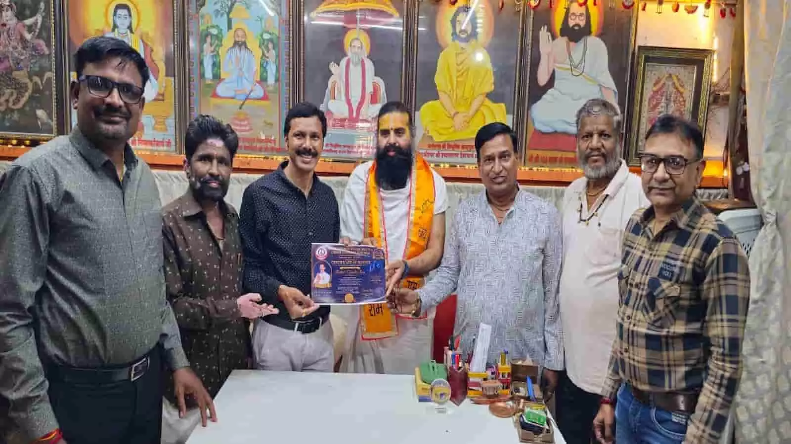 कैलाश सोनी को निंबार्क आश्रम में सम्मान प्रमाण पत्र प्राप्त करते हुए देखा जा सकता है। कैलाश सोनी को निंबार्क आश्रम में सम्मान प्रमाण पत्र प्राप्त करते हुए देखा जा सकता है।