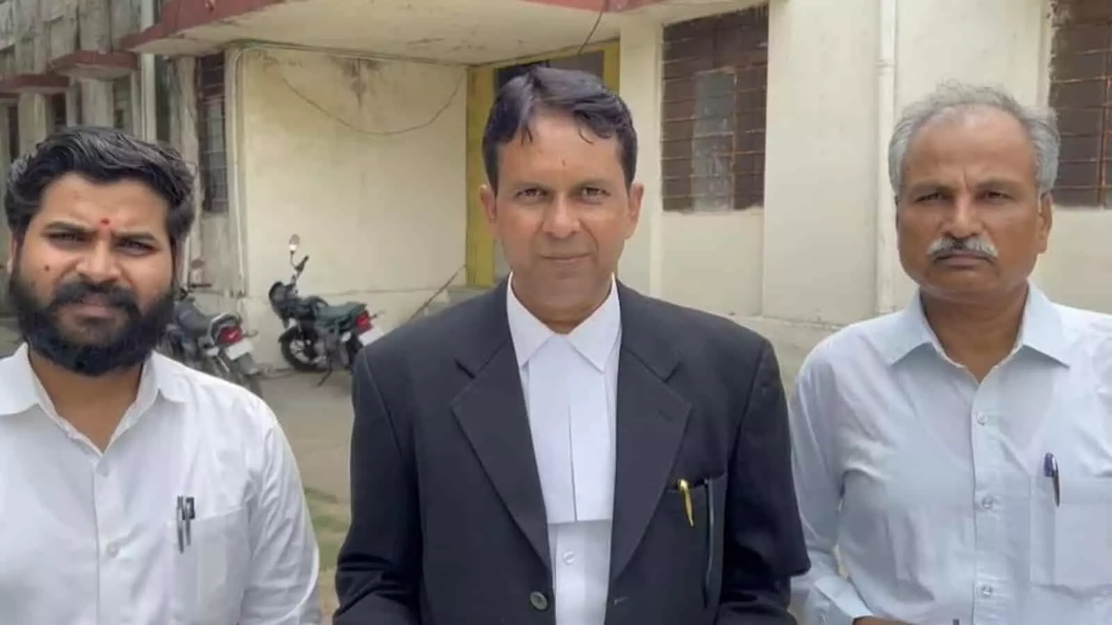 बारां न्यायालय परिसर में तीन अधिवक्ता खड़े होकर बात कर रहे हैं। बारां न्यायालय परिसर में तीन अधिवक्ता खड़े होकर बात कर रहे हैं।