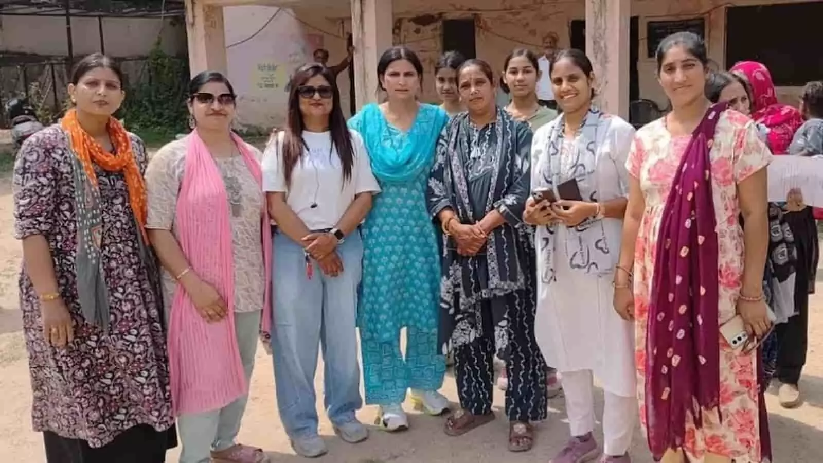 सारिका सिंह और अन्य महिला पदाधिकारी भीलवाड़ा में एक समूह में खड़ी हैं।