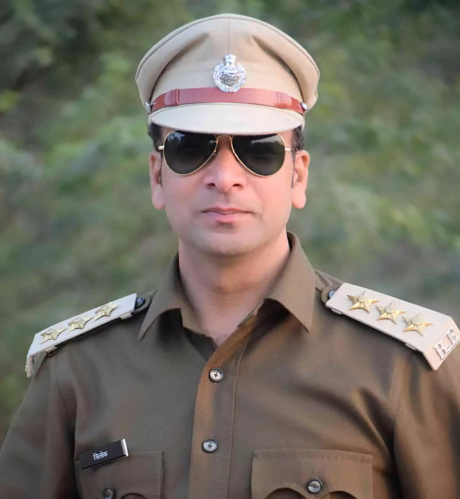 आबकारी निरीक्षक की वर्दी में त्रिलोक अग्रवाल गंगापुर सिटी के लिए नियुक्त हुए हैं।