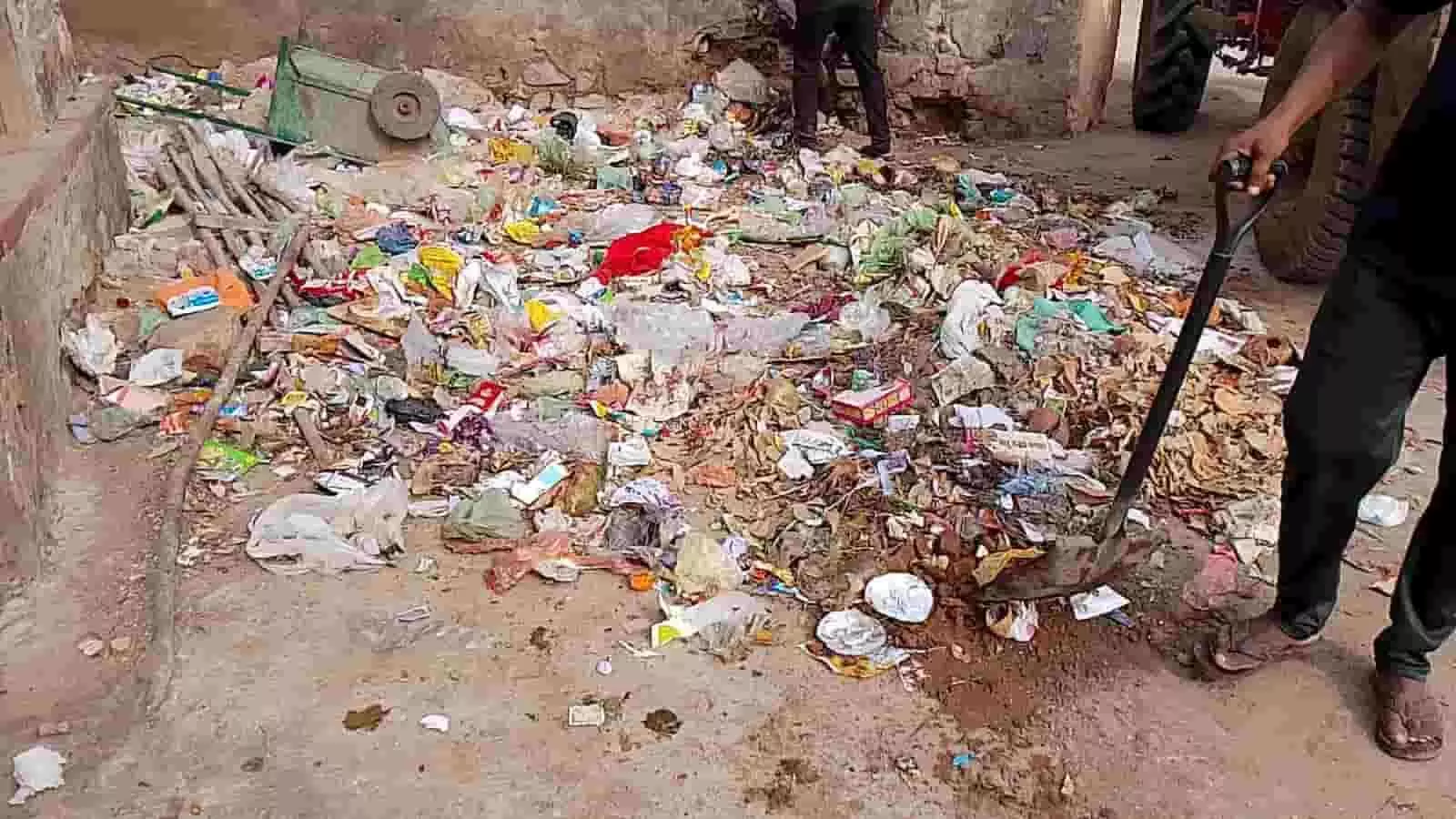 सवाई माधोपुर के बालाजी मंदिर के समीप सफाई कर्मचारी कचरा हटा रहे हैं।