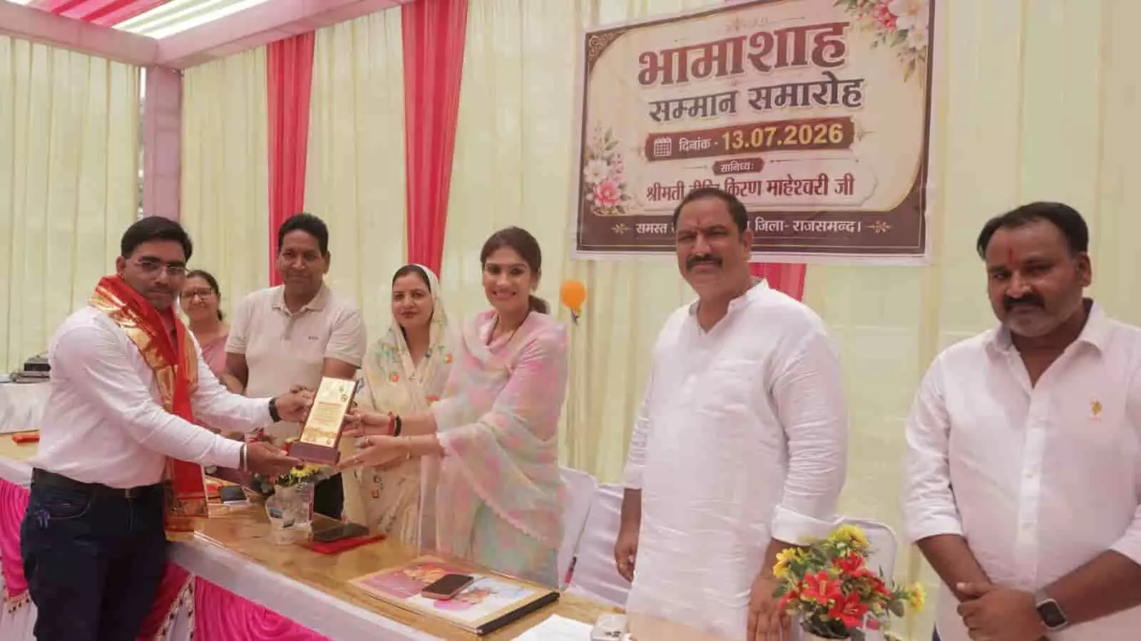 विधायक दीप्ति किरण माहेश्वरी केलवा स्कूल में आयोजित समारोह में भामाशाह को सम्मानित कर रहीं हैं।