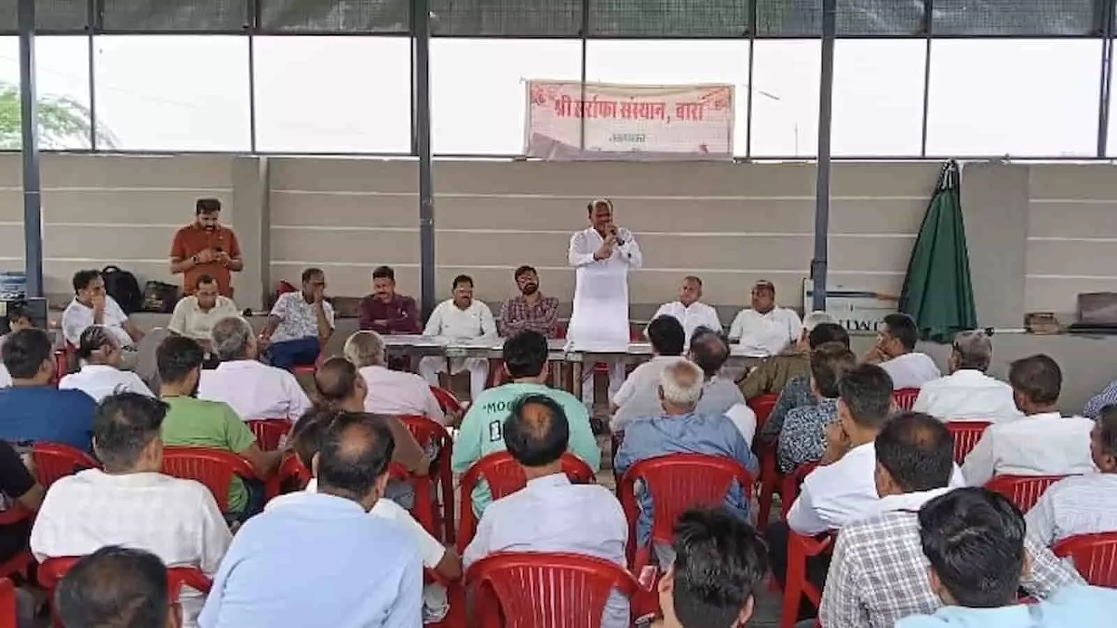बारां में सर्राफा संस्थान की बैठक में एकत्रित सर्राफा व्यापारी और पदाधिकारी। बारां में सर्राफा संस्थान की बैठक में एकत्रित सर्राफा व्यापारी और पदाधिकारी।