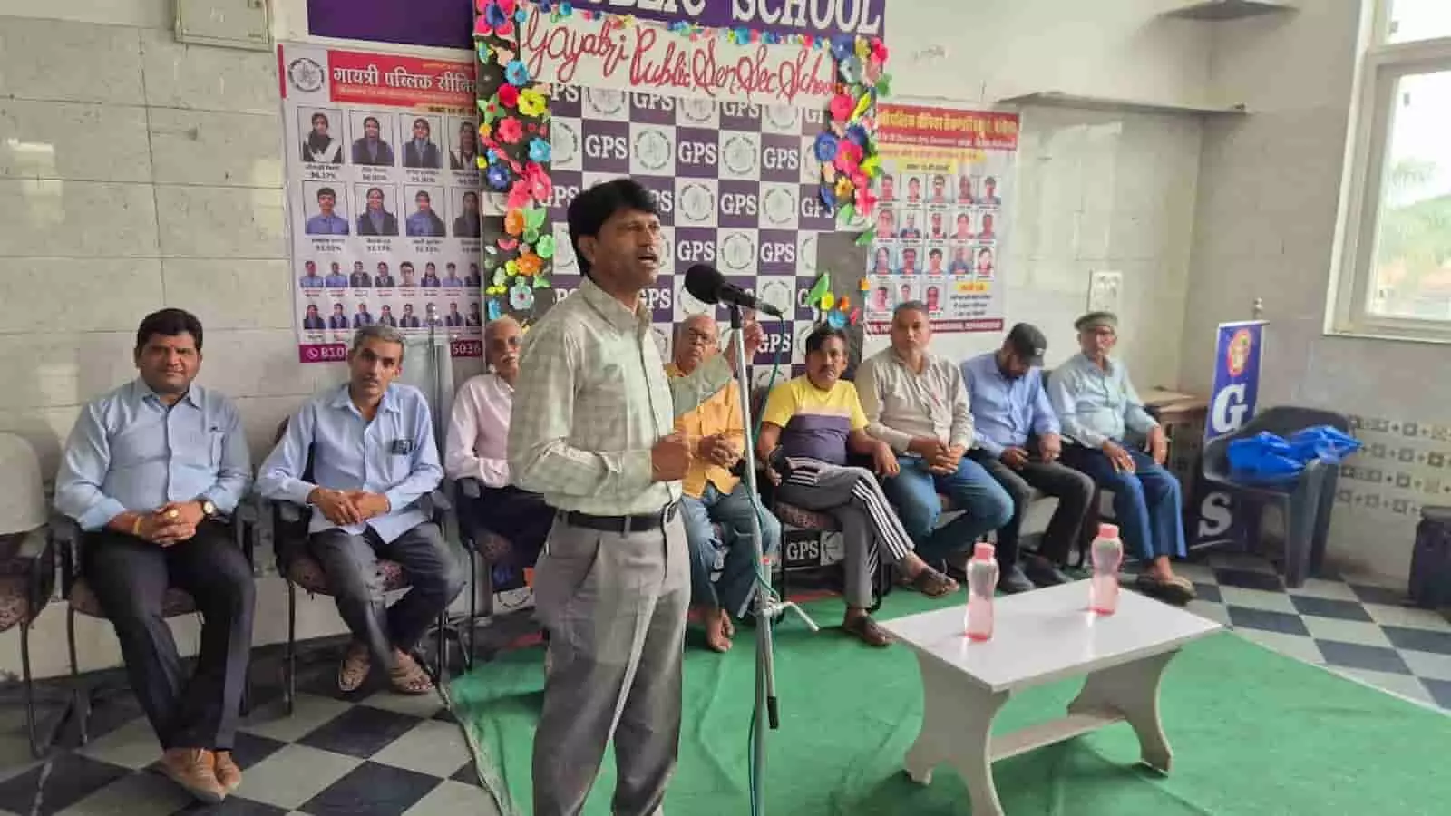 बैठक में संबोधित करते निजी विद्यालय संचालक और उपस्थित सदस्य राजसमंद में।