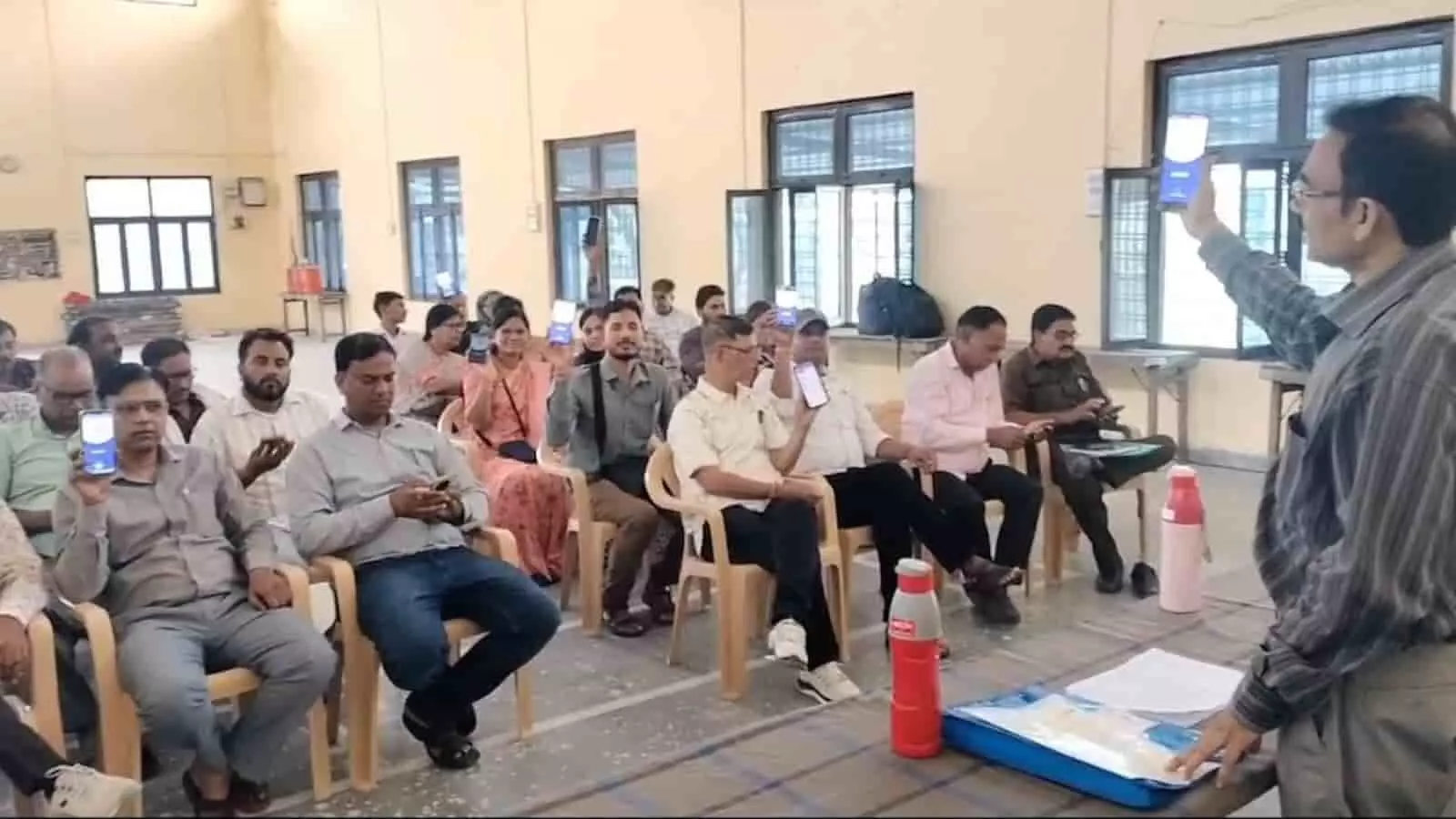 कार्यशाला में उपस्थित प्रतिभागी अपने मोबाइल में निर्वाचन आयोग का ऐप दिखा रहे हैं। कार्यशाला में उपस्थित प्रतिभागी अपने मोबाइल में निर्वाचन आयोग का ऐप दिखा रहे हैं।