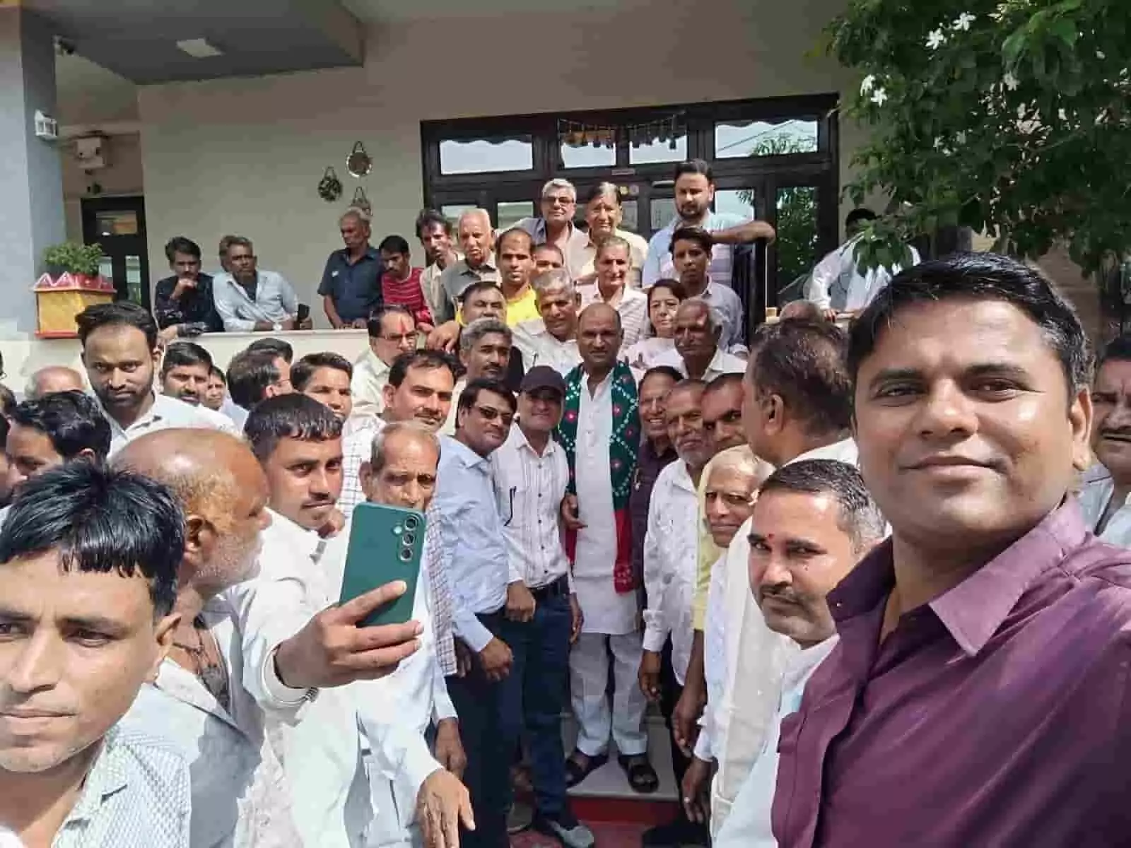 खेरोदा विद्यालय विकास समिति के सदस्य चित्तौड़गढ़ सांसद सीपी जोशी को ज्ञापन सौंप रहे हैं।