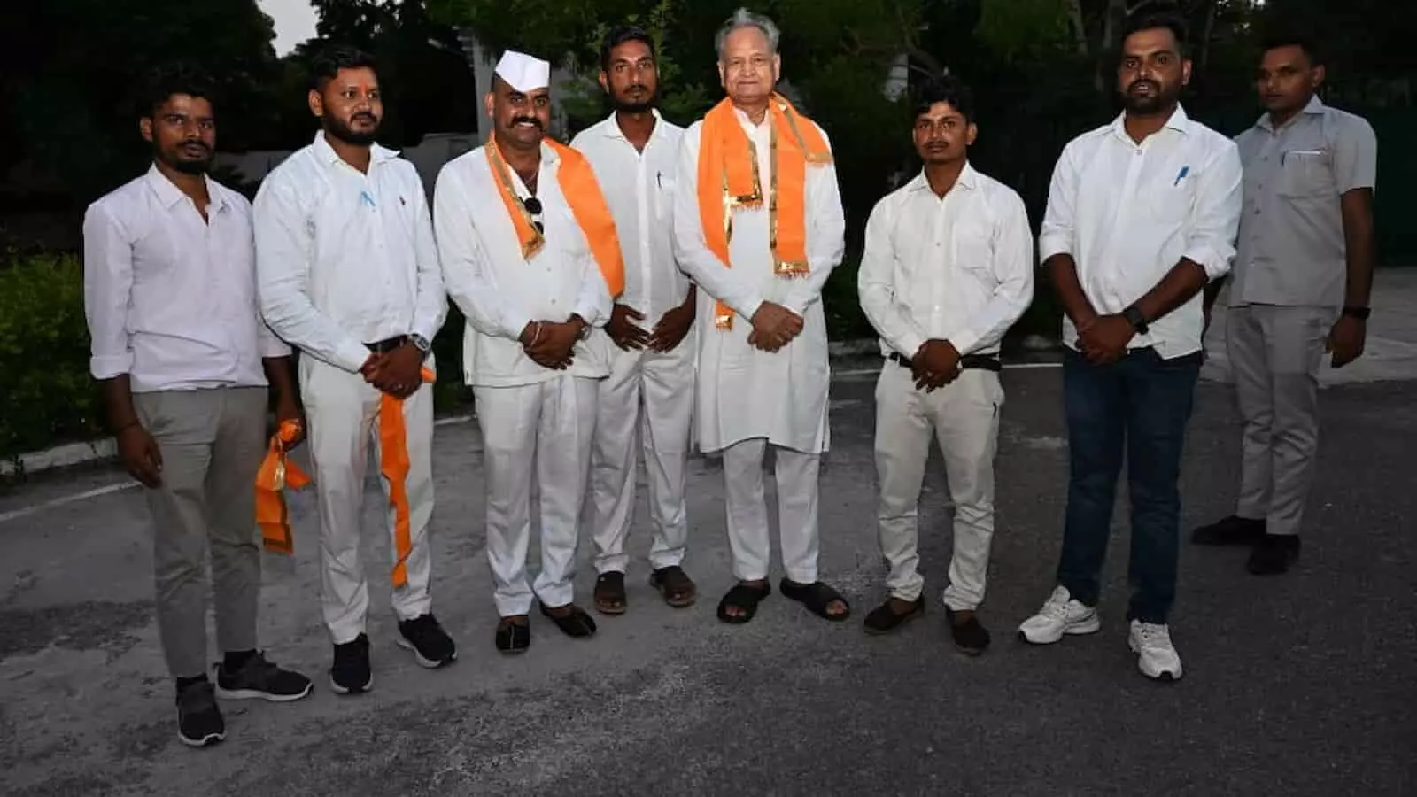 पूर्व मुख्यमंत्री अशोक गहलोत के साथ खड़े कांग्रेस सेवादल के प्रतिनिधिमंडल की तस्वीर।