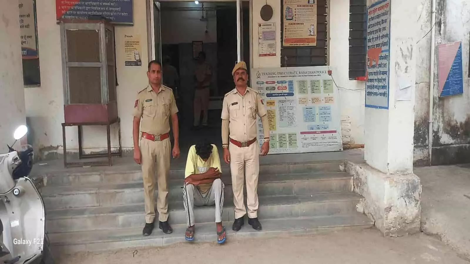 कोतवाली थाने की सीढ़ियों पर पुलिस हिरासत में बैठा एक आरोपी दिखाई दे रहा है। कोतवाली थाने की सीढ़ियों पर पुलिस हिरासत में बैठा एक आरोपी दिखाई दे रहा है।