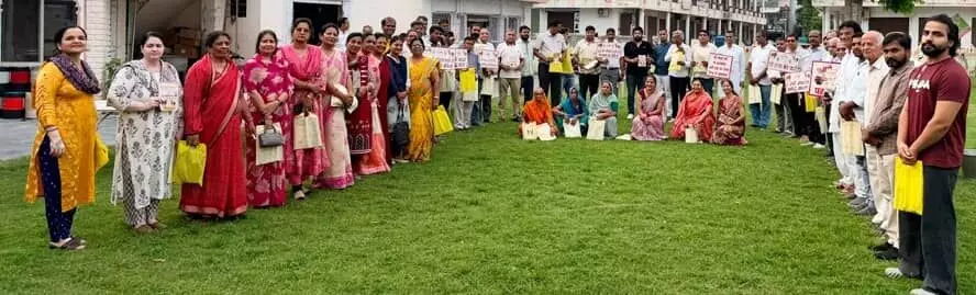 तस्वीर में ऋतुराज वाटिका चित्तौड़गढ़ में एकत्र महिला और पुरुष प्रतिभागी खड़े दिखाई दे रहे हैं।