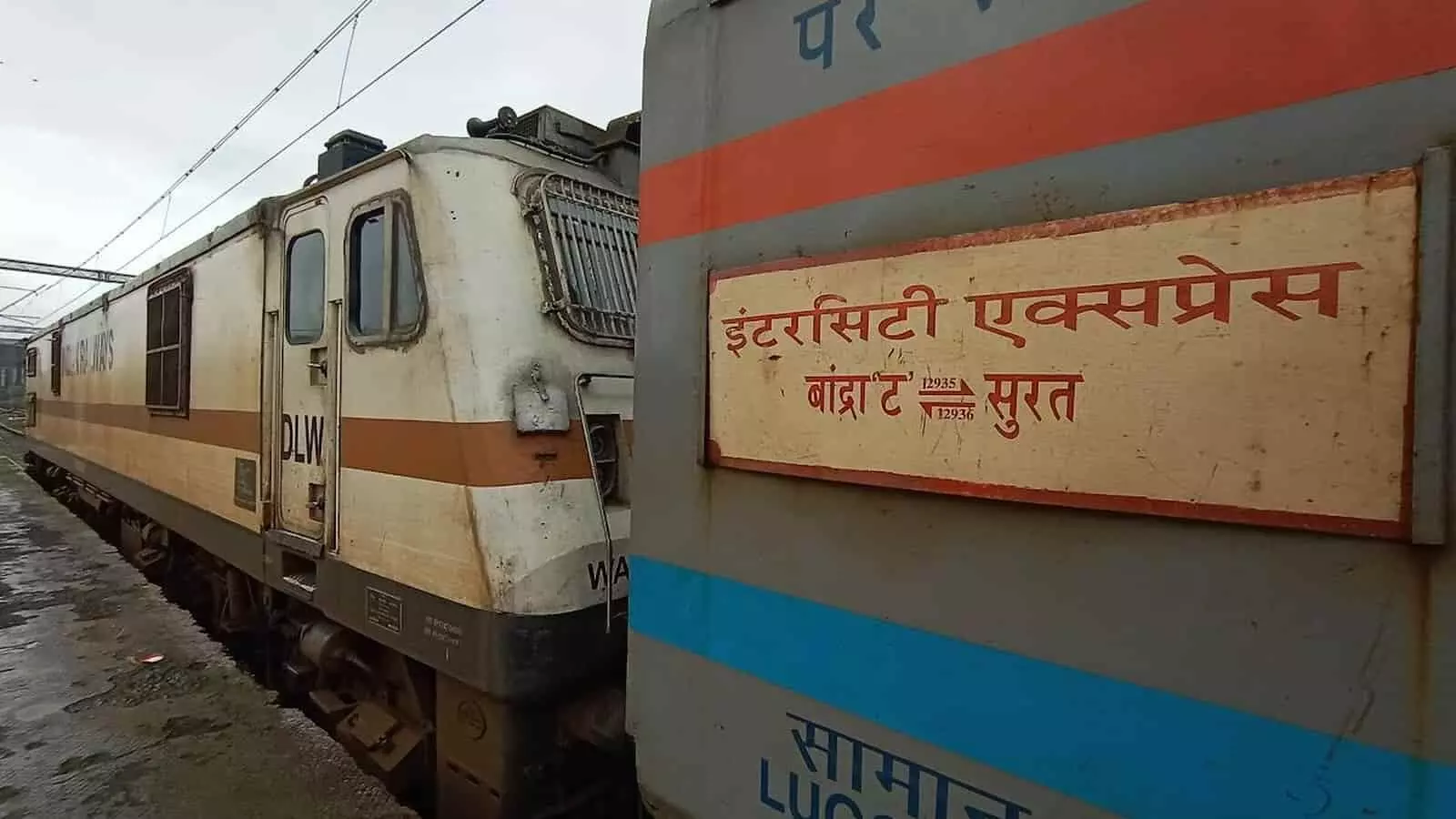 रेलवे स्टेशन पर खड़ी बांद्रा टर्मिनस-सूरत इंटरसिटी एक्सप्रेस ट्रेन