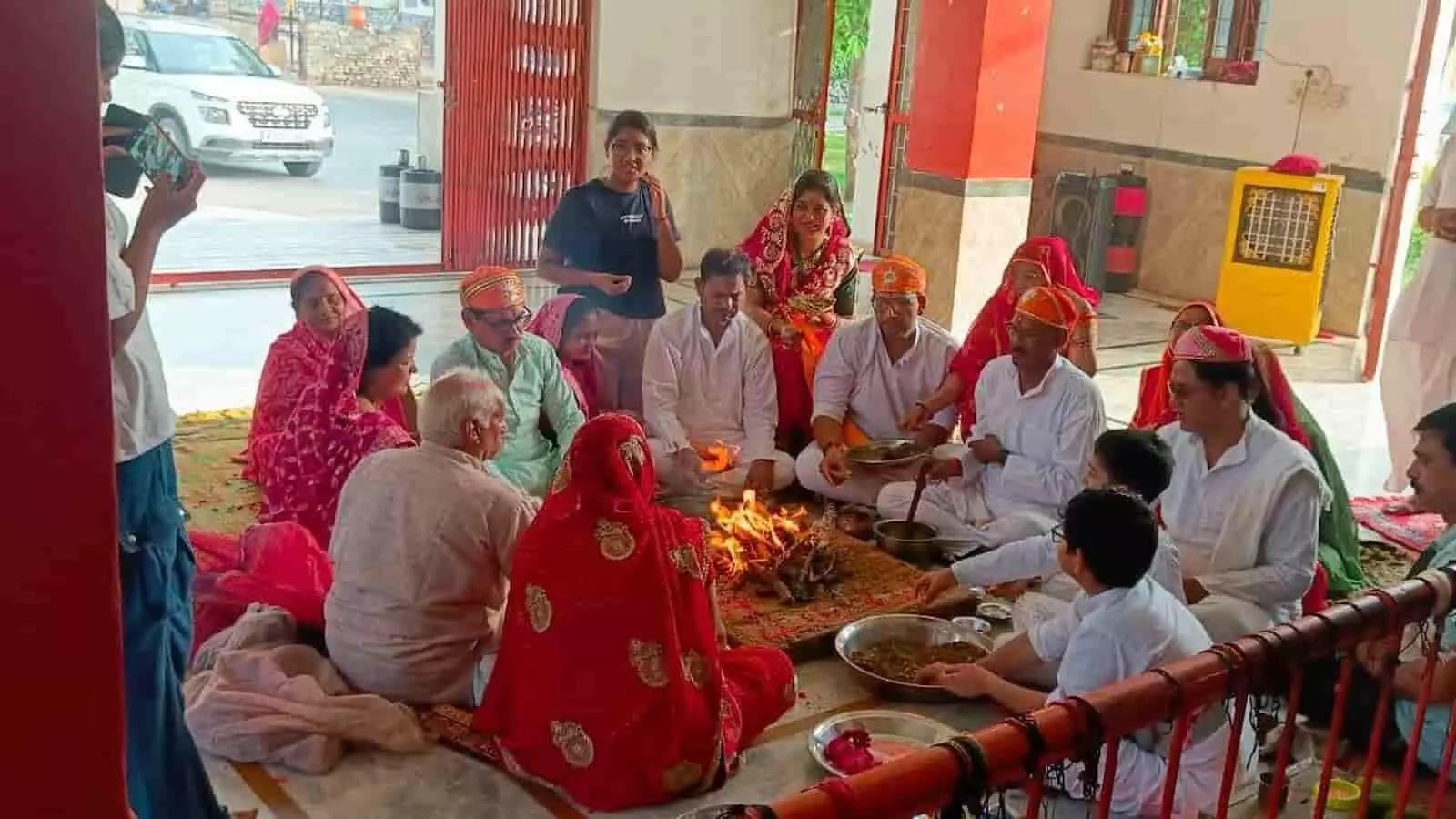 तस्वीर में श्रद्धालु और पुजारी मंदिर परिसर में हवन अनुष्ठान करते हुए दिखाई दे रहे हैं।