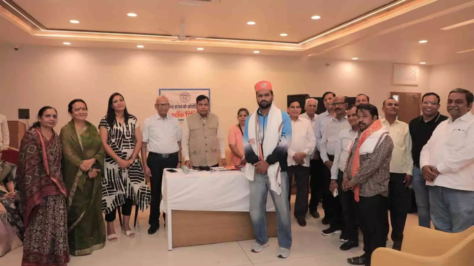 तस्वीर में लोकेश गुर्जर और कमल गुर्जर सम्मान समारोह में दिख रहे हैं।