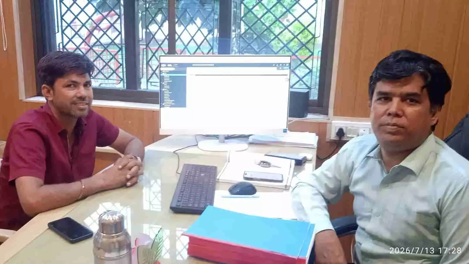 आकोला नगरपालिका कार्यालय में मेज पर बैठे रामराज मीणा और कृष्ण गोपाल माली।