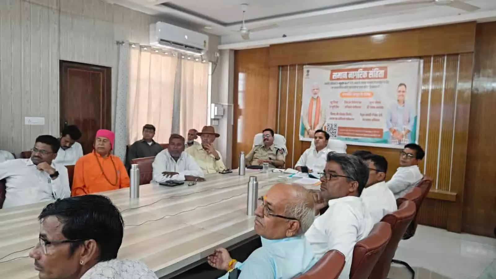 सलूंबर में समान नागरिक संहिता पर जनसुनवाई में बैठे अधिकारी और विभिन्न प्रतिनिधि।