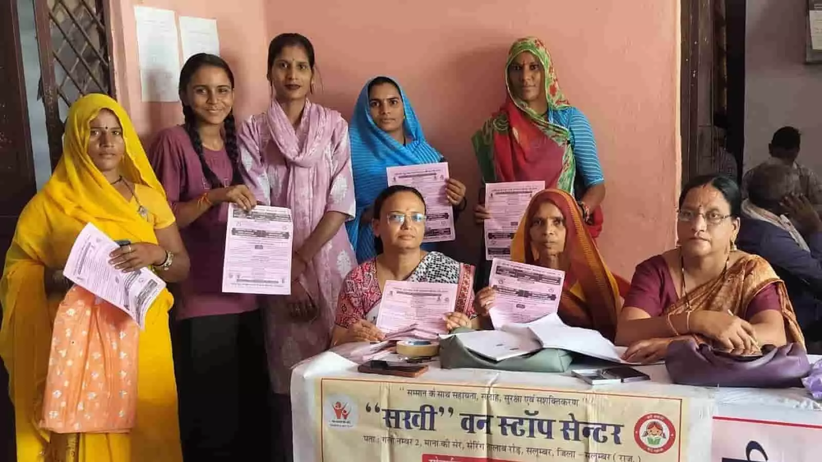 धारोद में आयोजित शिविर में महिलाएं वन स्टॉप सेंटर की जानकारी के साथ दिख रही हैं।