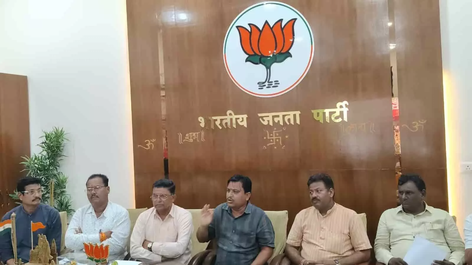 प्रेस कॉन्फ्रेंस में बैठे राजुरा विधानसभा क्षेत्र के भाजपा पदाधिकारी।