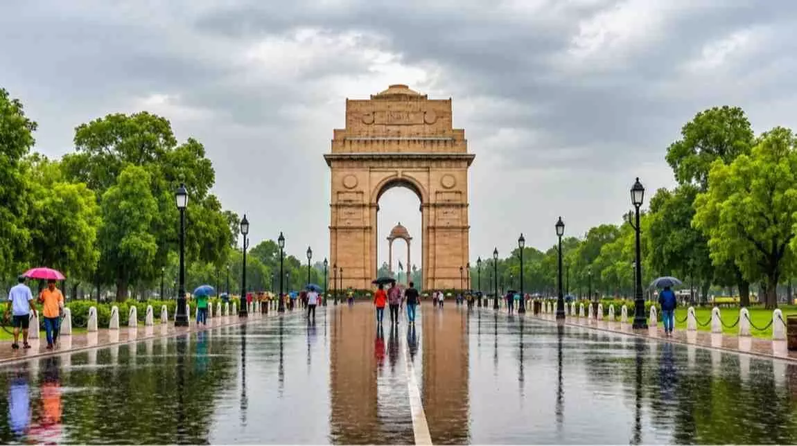 दिल्ली के इंडिया गेट पर वर्षा के दौरान छाता लेकर चलते लोग और मौसम का मिजाज।